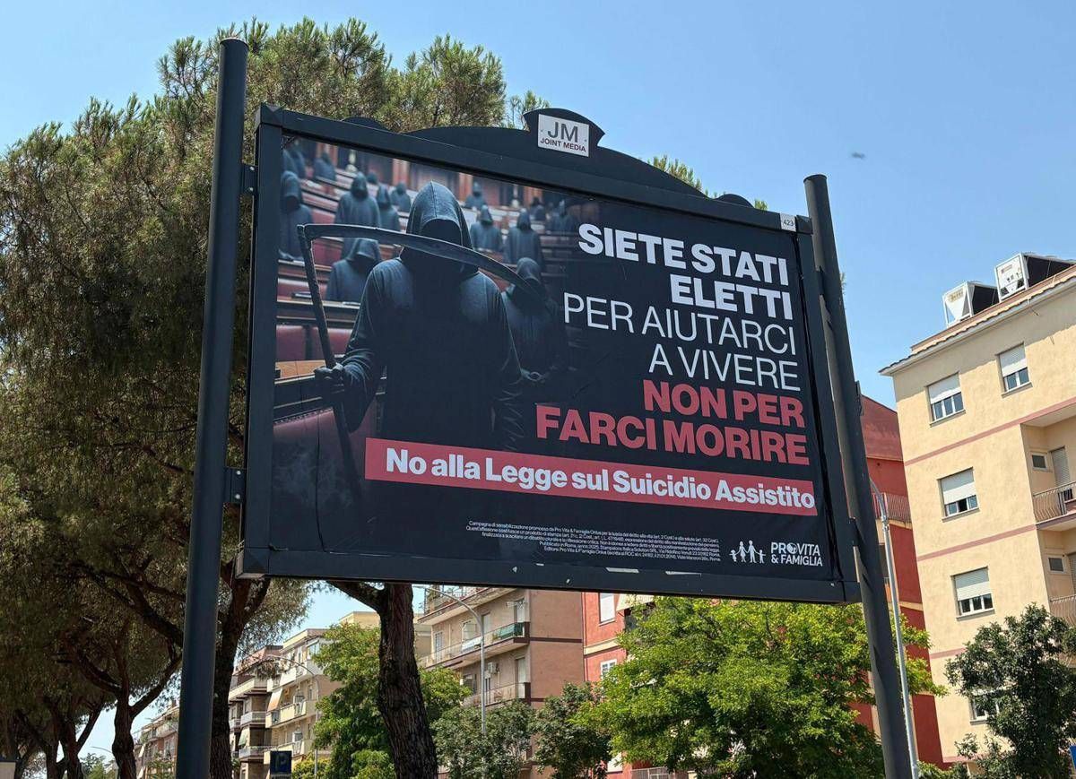 Fine vita, affissioni choc 'Pro Vita & Famiglia': "Parlamentari non siano boia" -