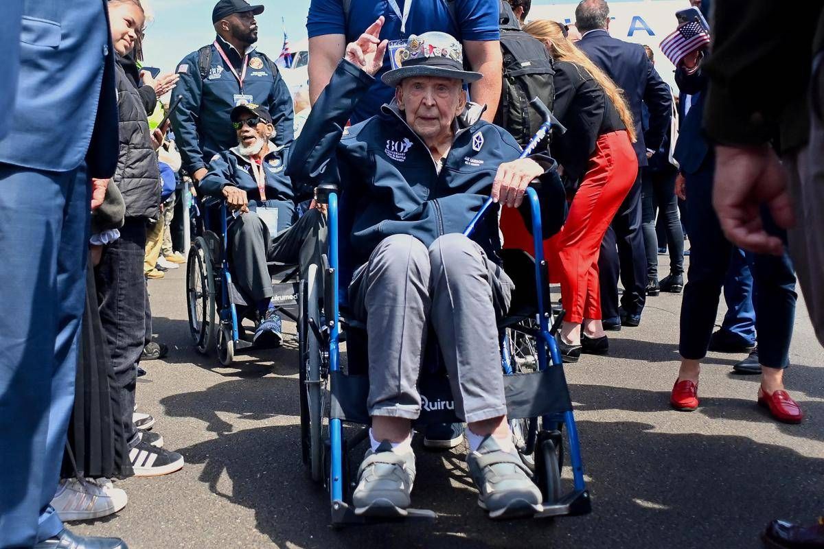 Morto a 102 anni Jake Larson, veterano del D-Day con 1,2 milioni di follower su TikTok -