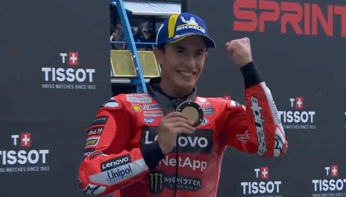 Marquez trionfa a Brno sotto la pioggia | Bagnaia perde il podio e la calma? - 