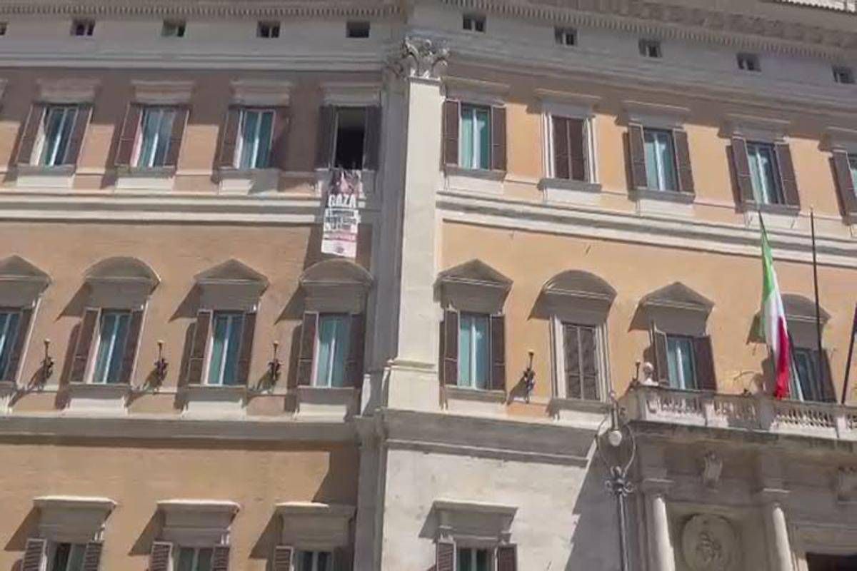 Gaza, flash mob Avs con striscione a Montecitorio: "Ipocrisia uccide come la fame" -