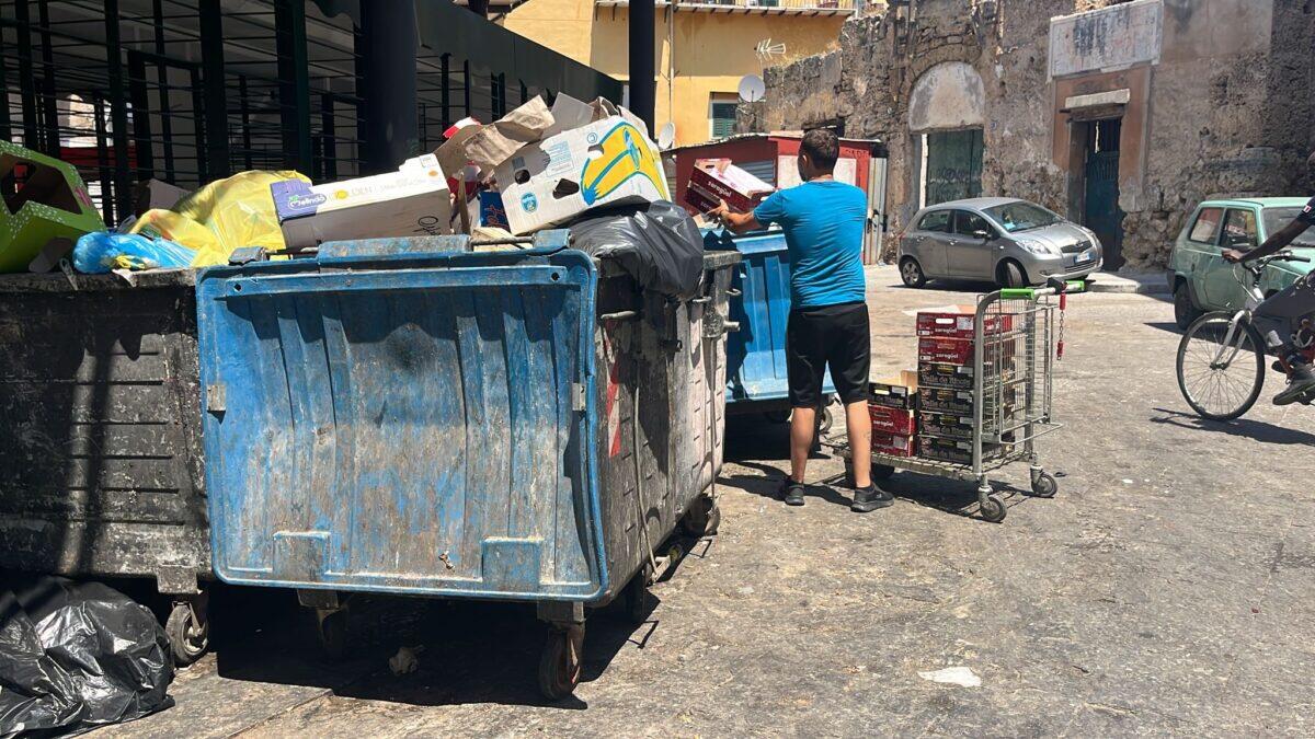 Palermo: 13 cassonetti indifferenziati nel cuore del mercato | È una truffa ai danni dei cittadini? - 