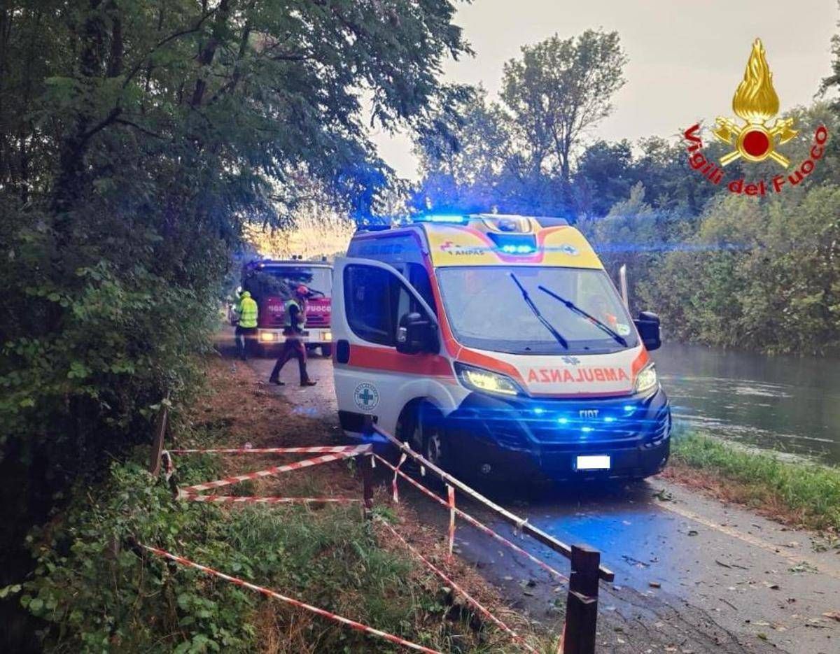 Milano, ondata di maltempo: una donna muore colpita da un albero -