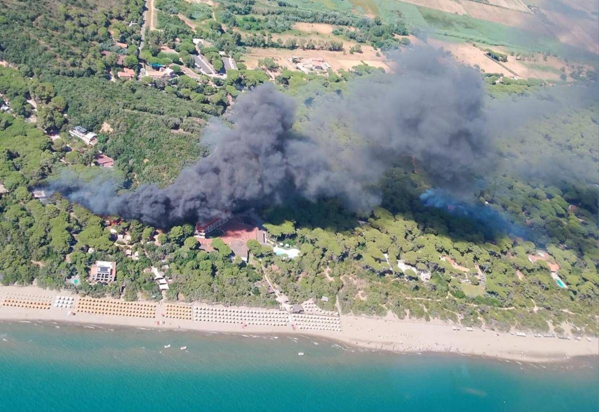 Fiamme nella pineta di Castiglione della Pescaia, 600 evacuati da un campeggio - 
