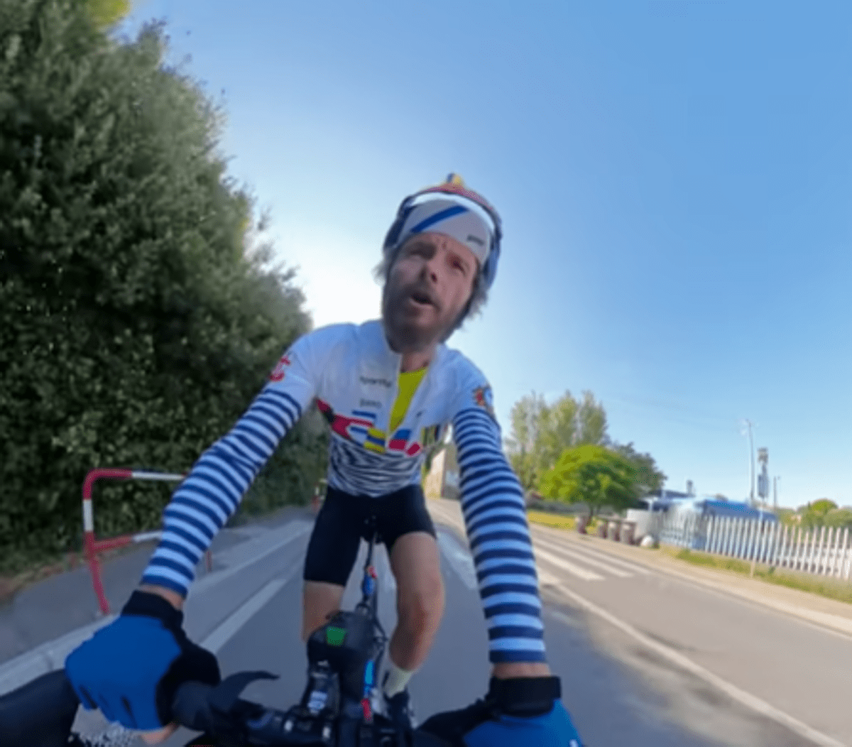 Jovanotti in bici (dopo l'incidente) da Cortona al Friuli: 770 km verso il 'bike concert' -