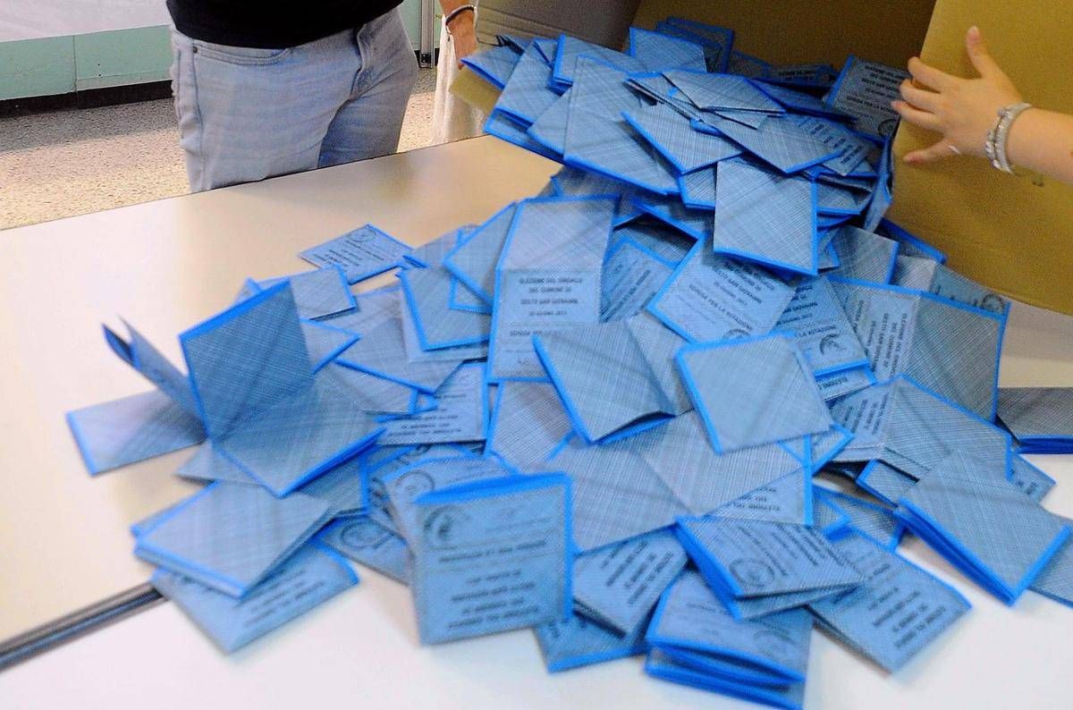 Sondaggio politico, Fratelli d'Italia e Pd in calo -