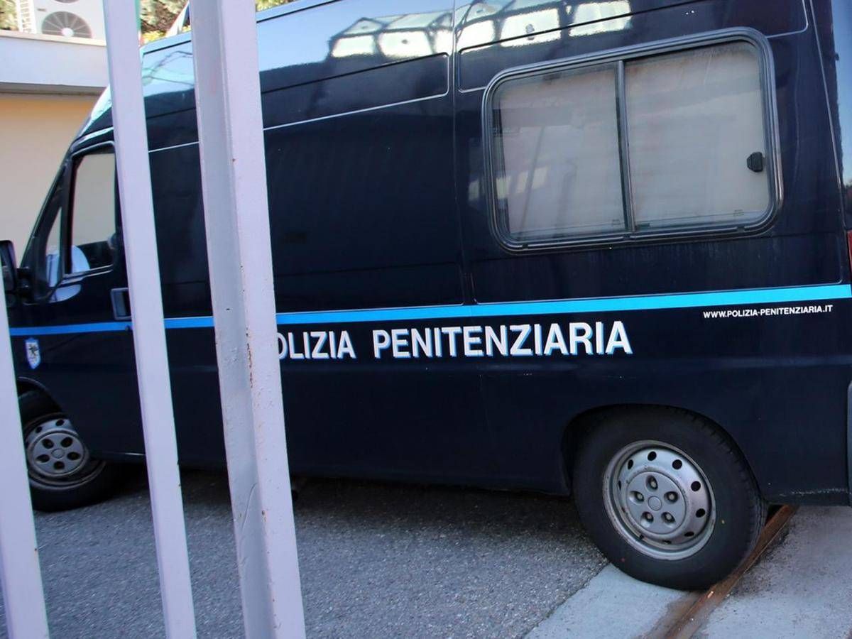 Rivolta nel carcere di Rieti, sala ricreativa in fiamme: 6 agenti penitenziari in ospedale - 