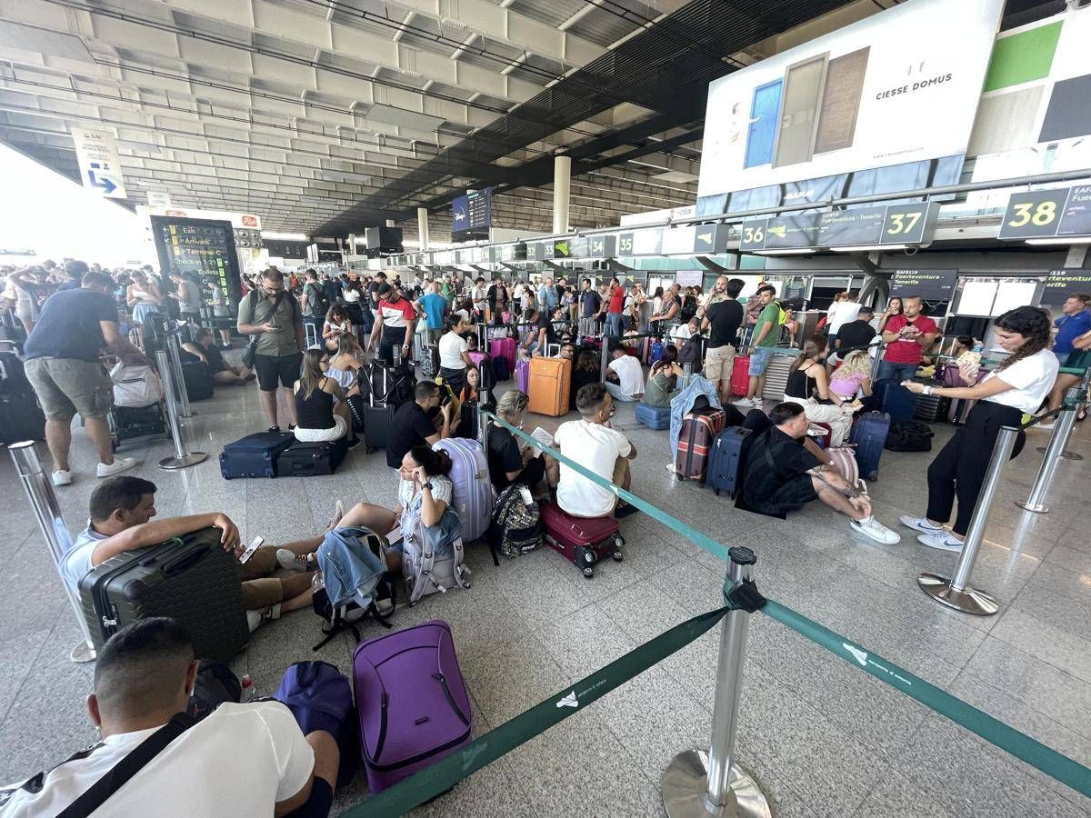 Catania, incendio nei pressi dell'aeroporto: stop ai voli -