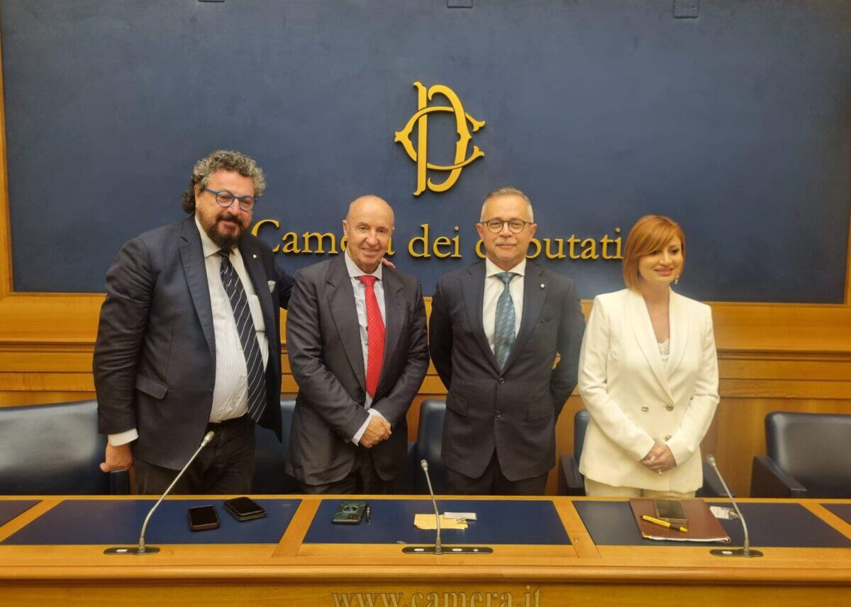 Meloni e Trump: un futuro inatteso per l'Occidente | Scioccante cambiamento nei valori transatlantici! -