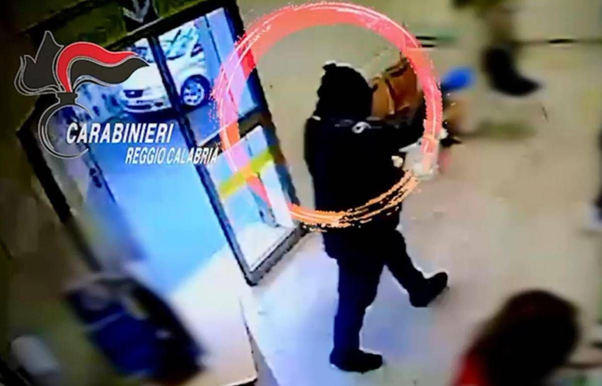 Rapine con taser, pistole ed esplosivo: arrestata a Reggio Calabria la 'coppia del terrore' -