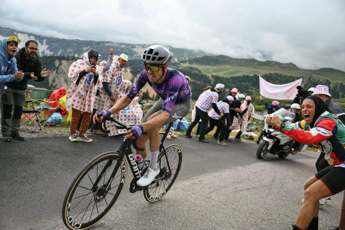 O'Connor vince in solitaria la tappa regina del Tour de France, Pogacar stacca Vingegaard - 