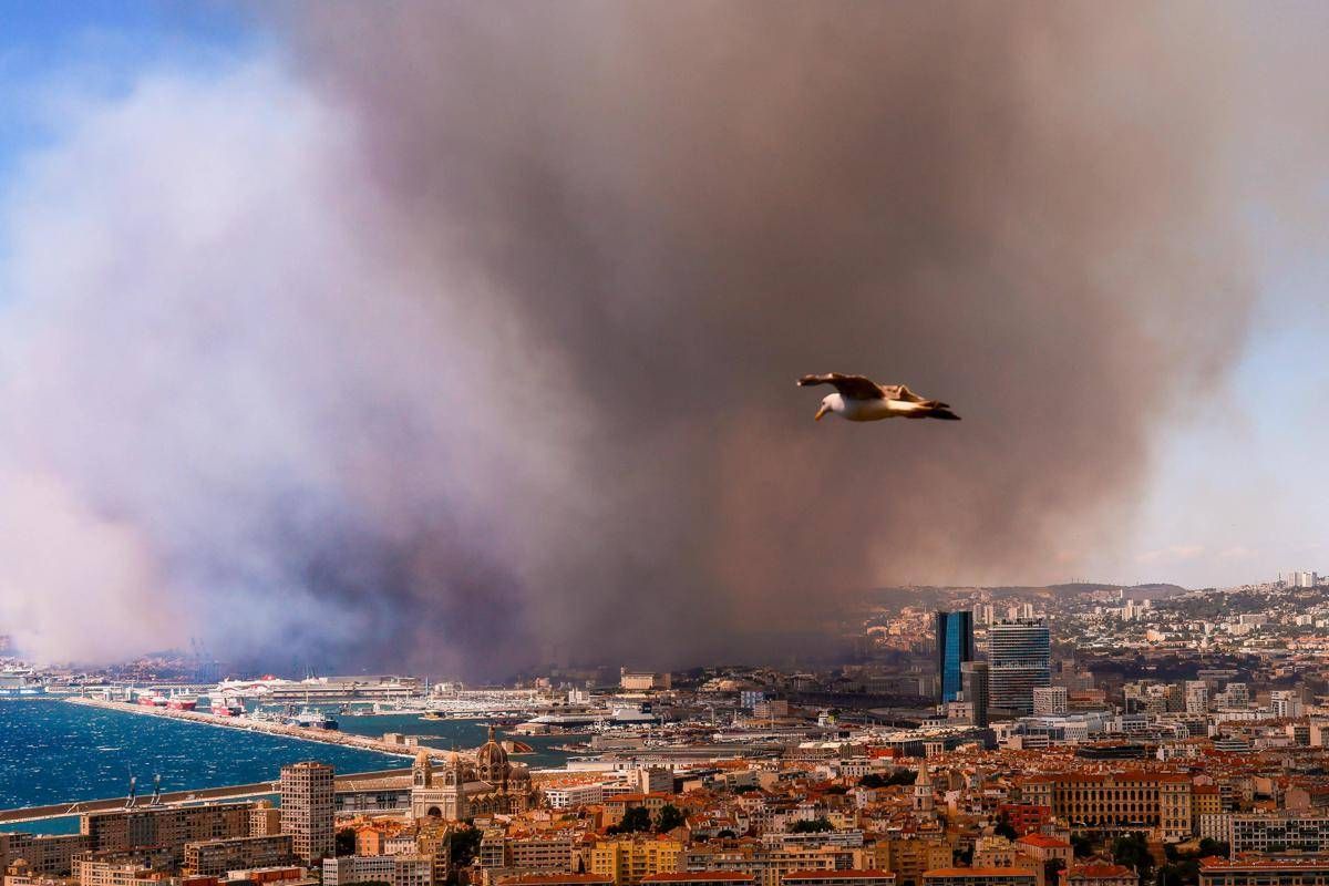 Francia, maxi incendio raggiunge Marsiglia: chiuso aeroporto - 
