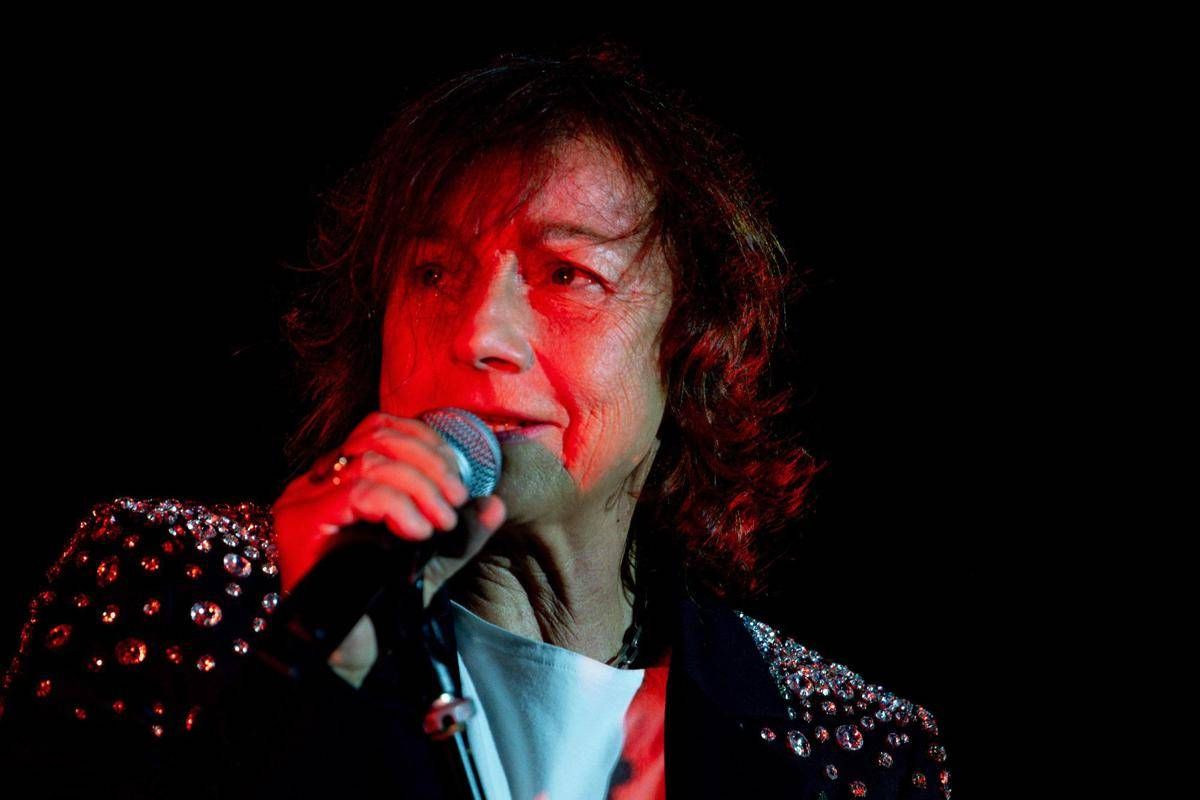 Gianna Nannini, frattura al braccio sul palco a Wiesbaden ma il tour non si ferma -