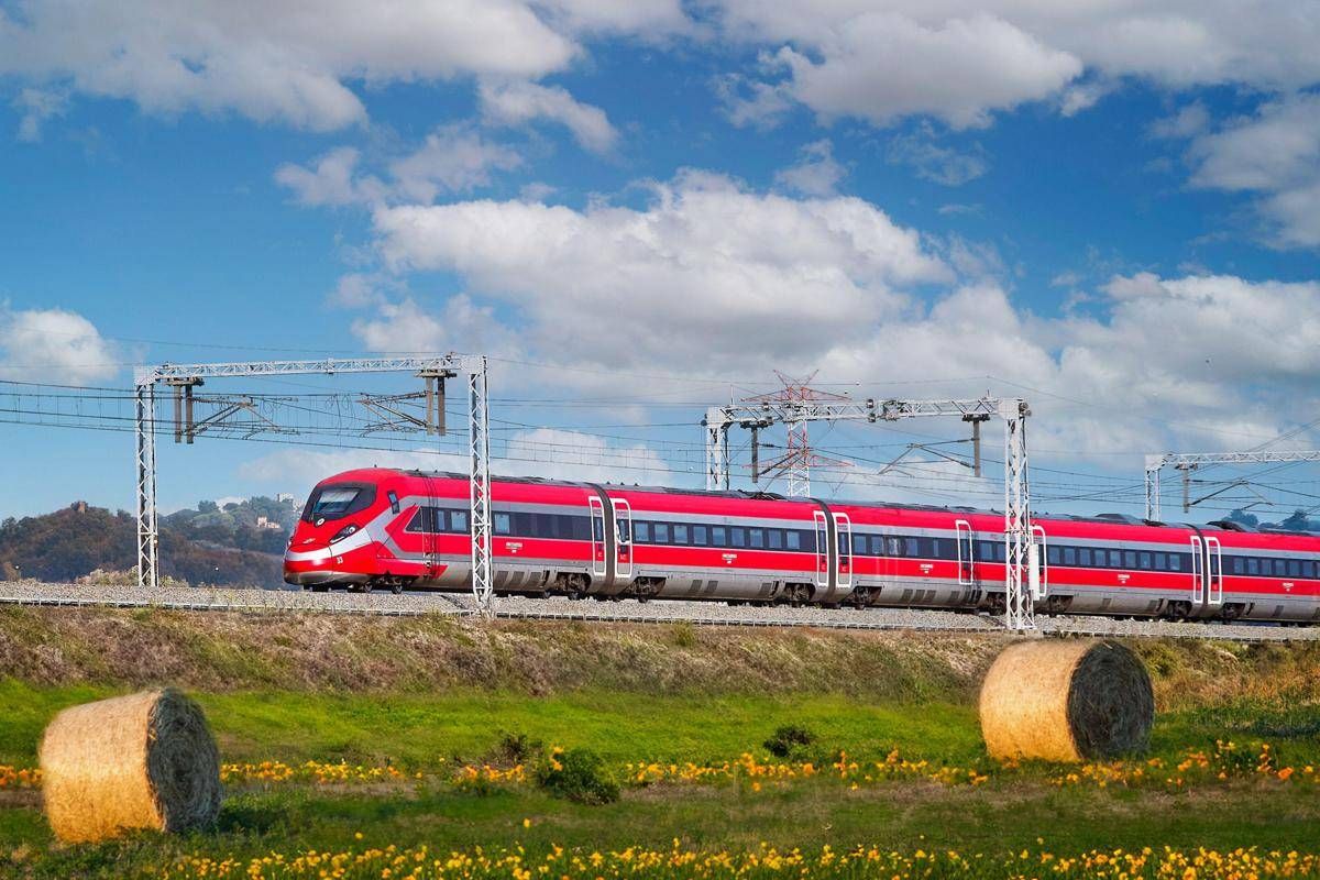 Incendio sulla Salaria, linea alta velocità fortemente rallentata tra Roma e Firenze: ritardi dei treni fino a 90 minuti - 
