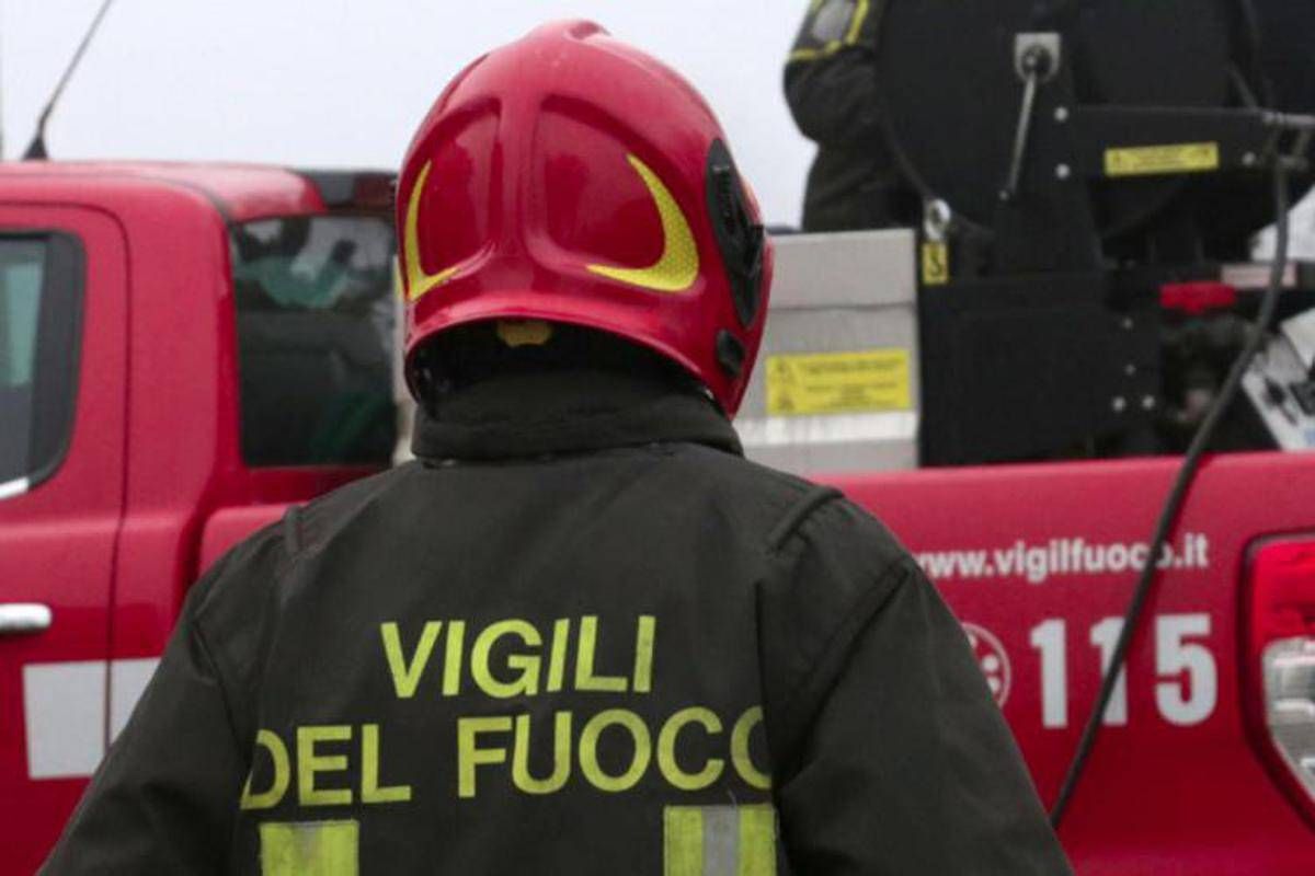 Incendio a Matera, in fiamme una pineta: evacuati villaggi turistici - 