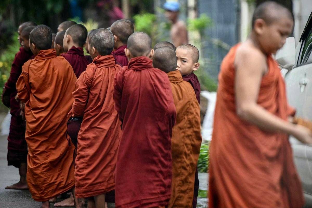 Bombardato monastero in Myanmar, 22 morti: bambini tra le vittime -