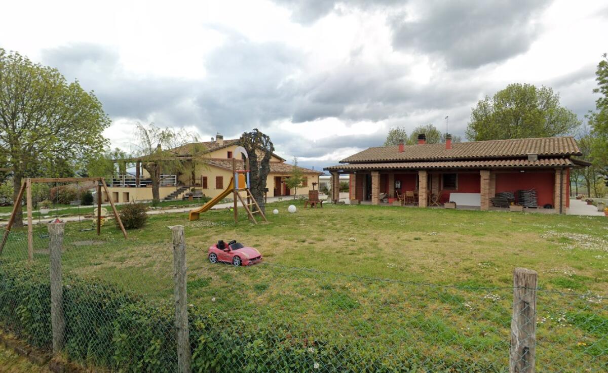 Donna trovata con un coltello in gola in agriturismo | Cosa nasconde questo terribile incidente? - 