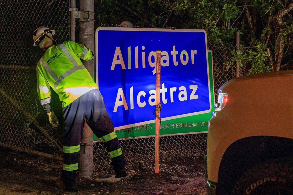 Usa, italiano detenuto a Alligator Alcatraz: "In gabbia come polli, fateci uscire da incubo" -