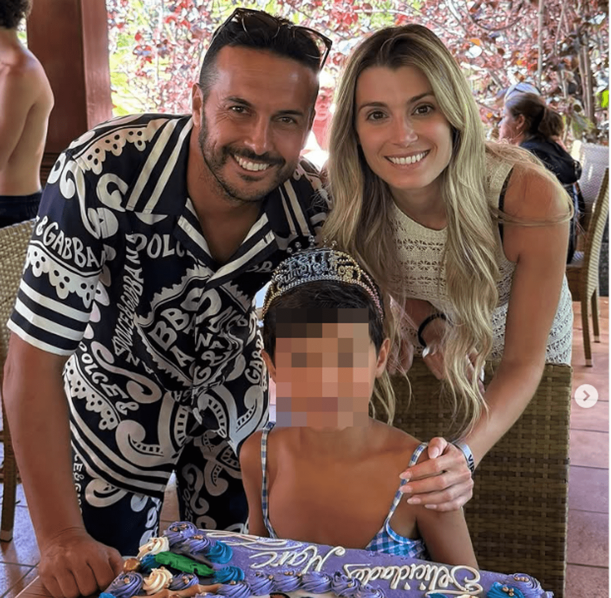 Pedro, il figlio Marc festeggia con la coroncina e in canottiera: i commenti sotto al post -
