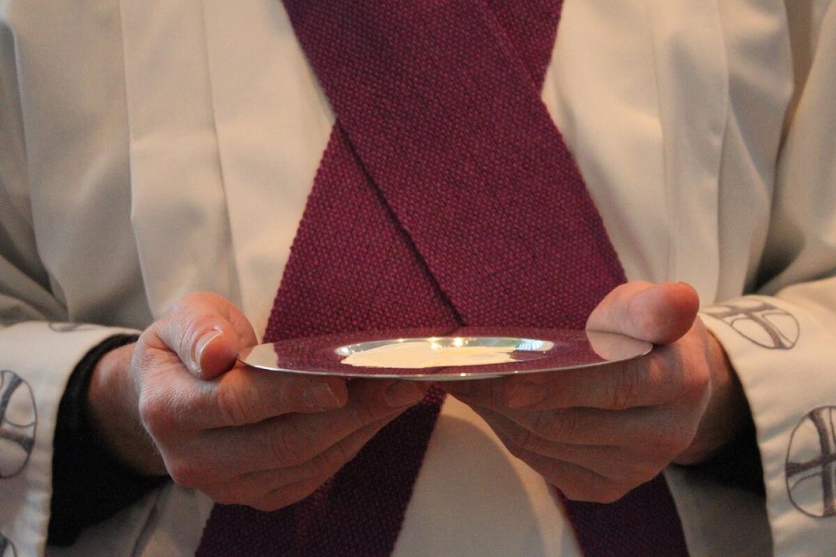 Sacerdote arrestato per abusi su un minore | Come ha potuto succedere in una comunità religiosa? -