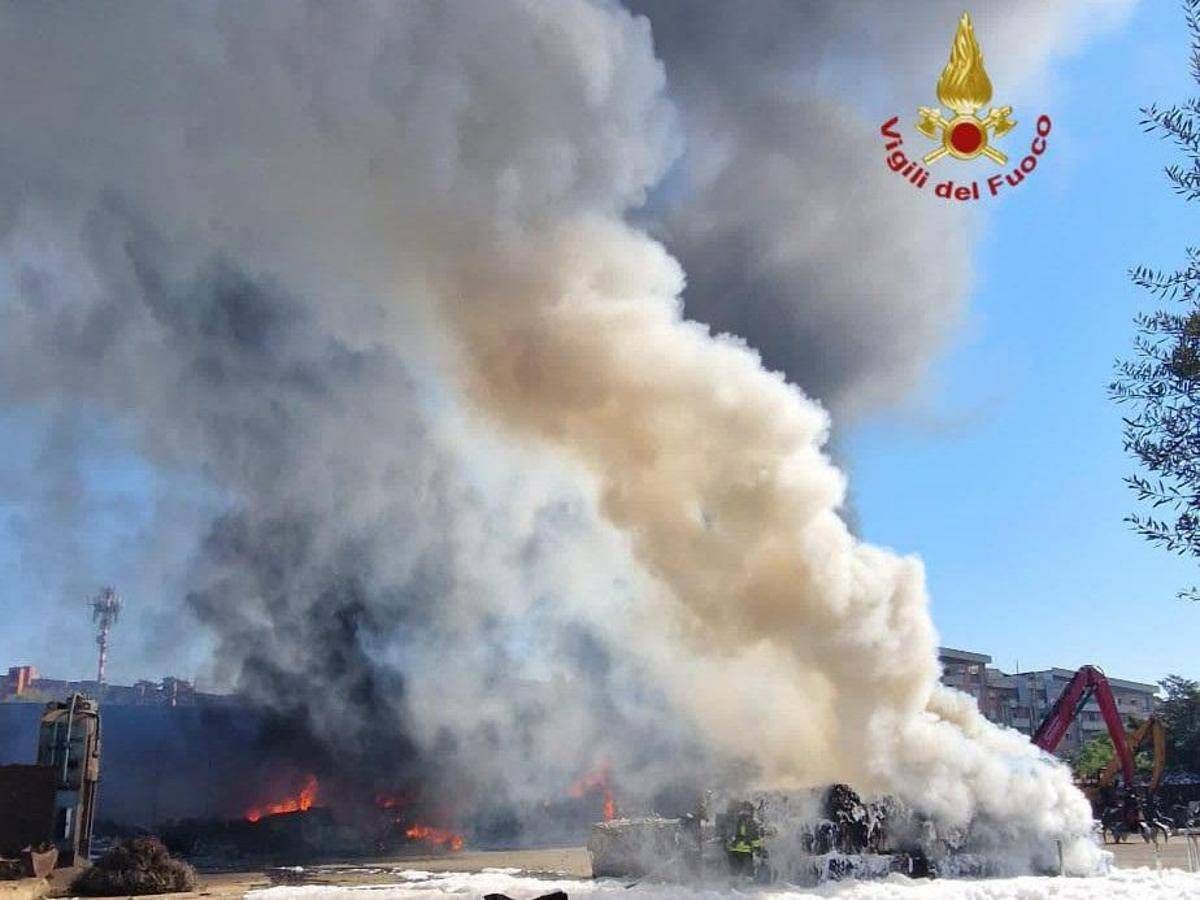 Paura a Roma, esplode cisterna di gas: feriti 8 poliziotti, vigile del fuoco e operatore 118. Testimoni: "Sembrava una bomba" - Video -
