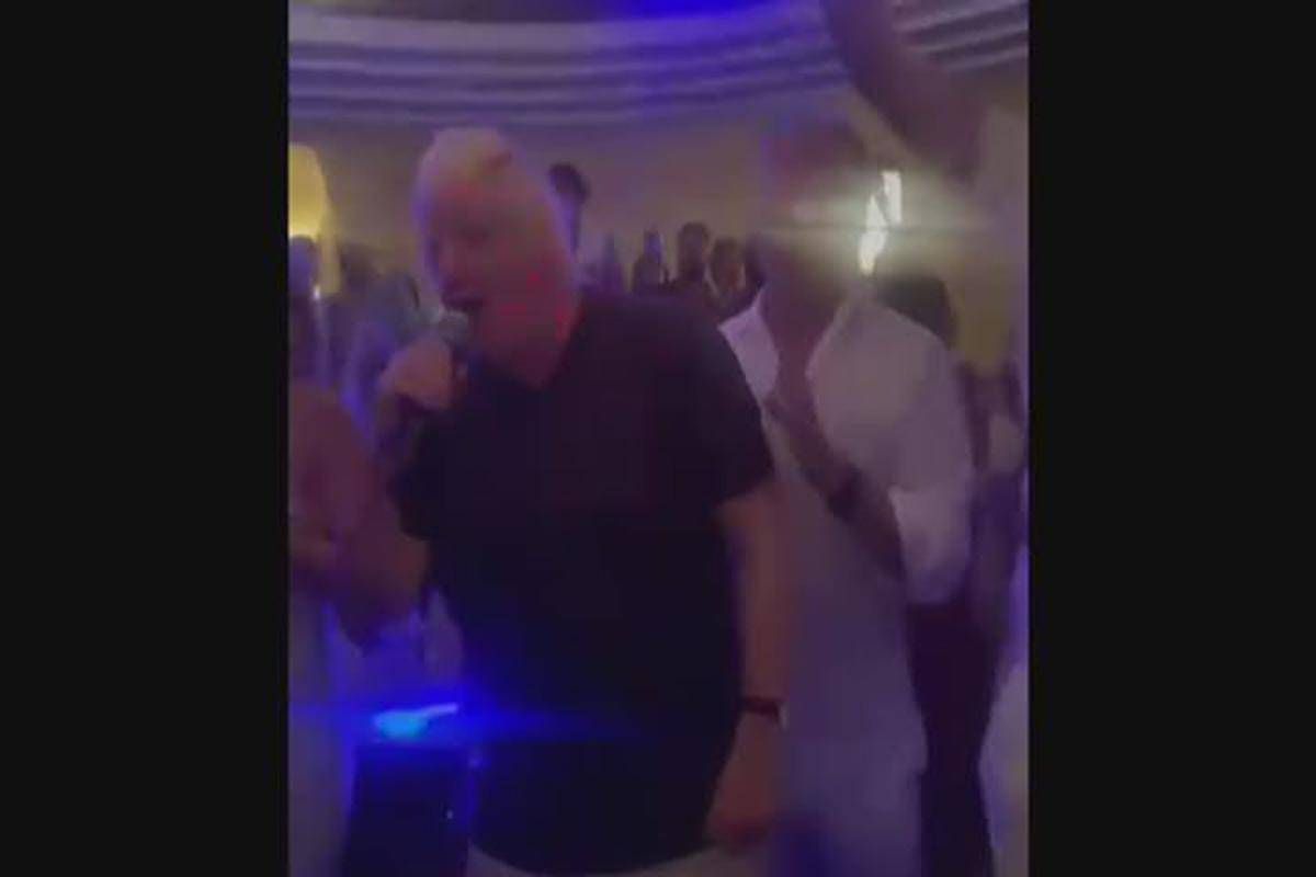 Boris Johnson scatenato a Capri, canta e balla all'Anema e Core -