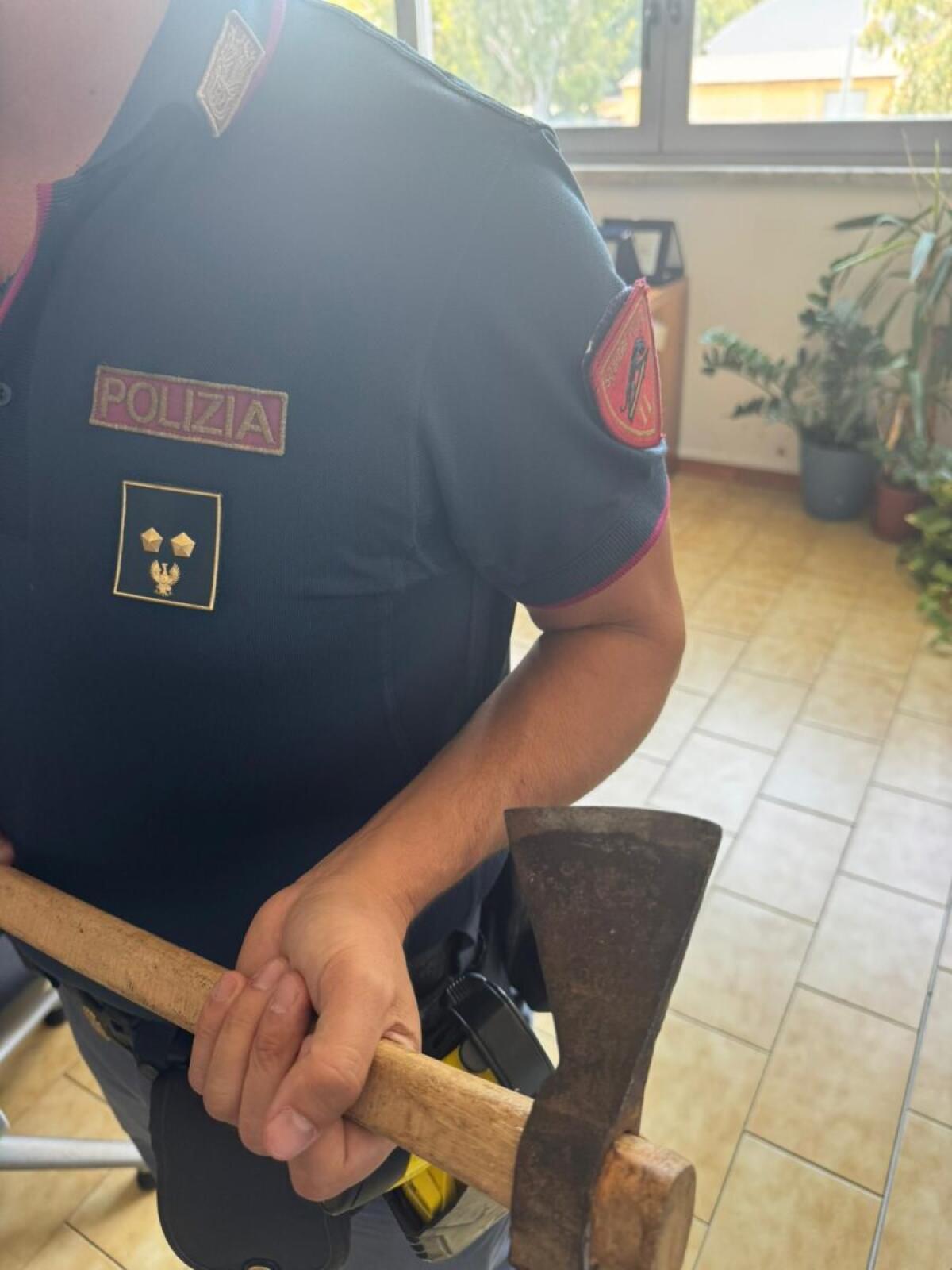 Accetta in mano e musica assordante | Come la Polizia di Catania ha sedato il panico in un bar! -