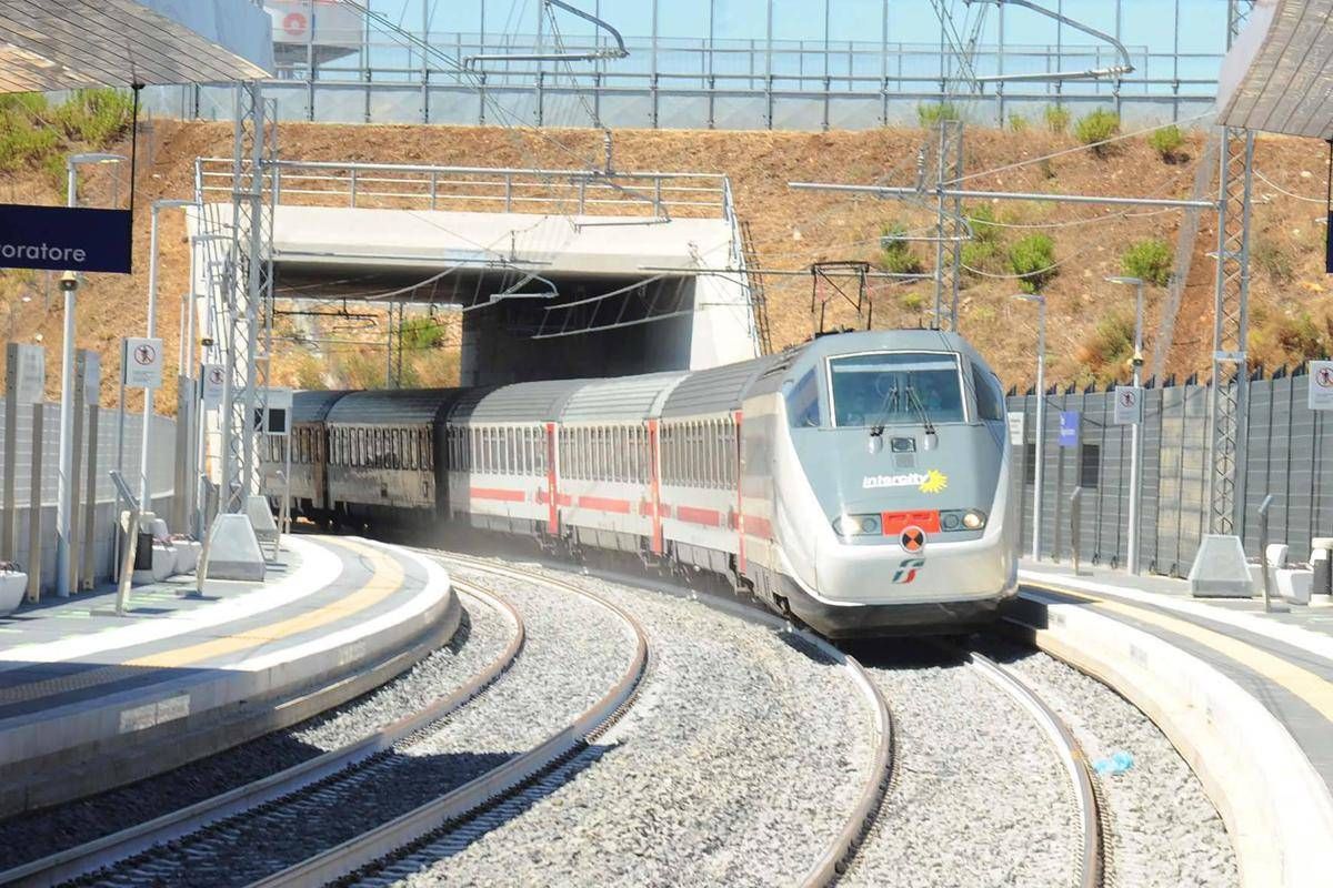 Sciopero treni oggi e domani, stop 7-8 luglio: orari e fasce garantite - 