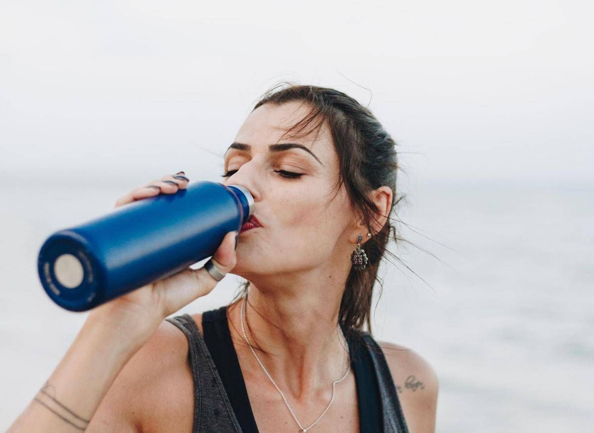 Acqua fredda o a temperatura ambiente? Come è meglio berla quando fa molto caldo - 
