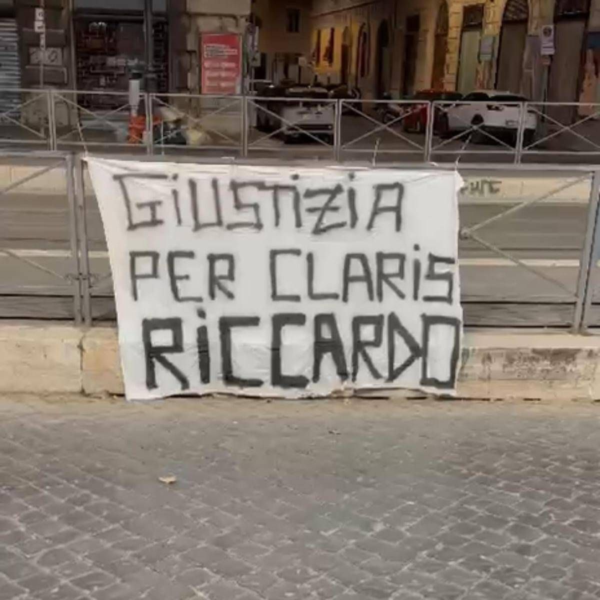 Striscione 'per Claris Riccardo' davanti ministero Giustizia, notata donna fuggire - 