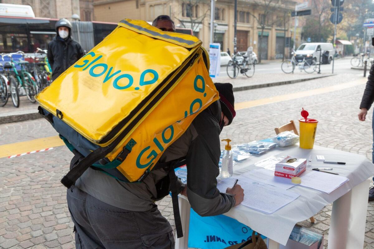 Bonus estivi alle stelle per i rider di Glovo | Salvi o sfruttati? - 