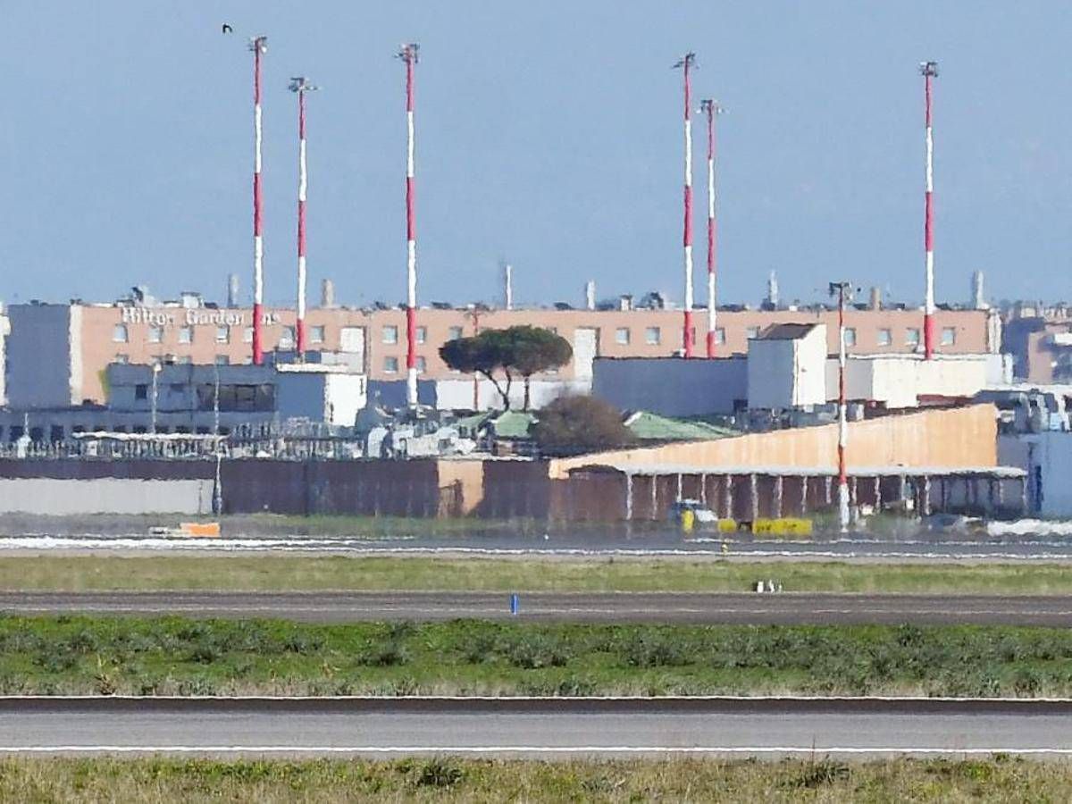 Maltempo a Roma, voli dirottati e ritardi all'aeroporto di Fiumicino - 