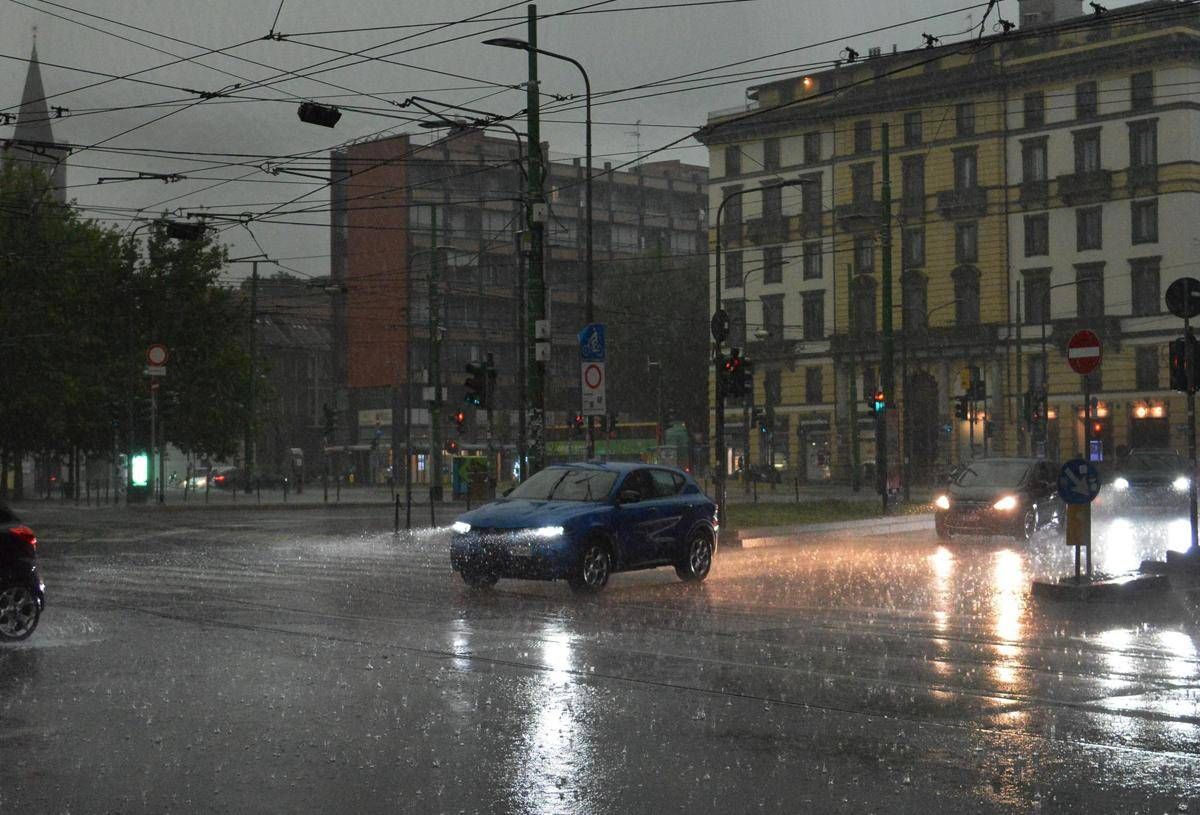 Allerta meteo oggi 28 luglio in 12 Regioni: temporali, grandine e forti raffiche di vento - 