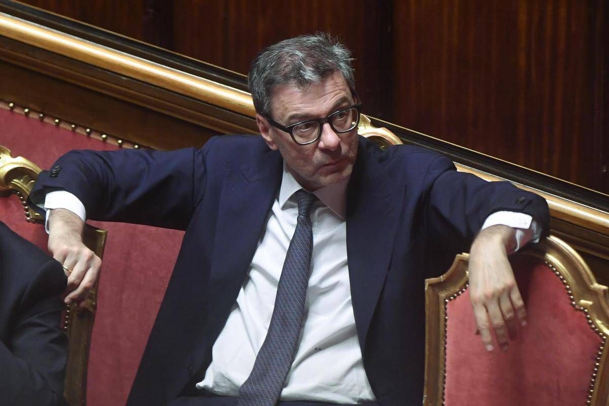 Dazi, Giorgetti: "Oltre 10% non sopportabile, Ue non molli un centimetro" -