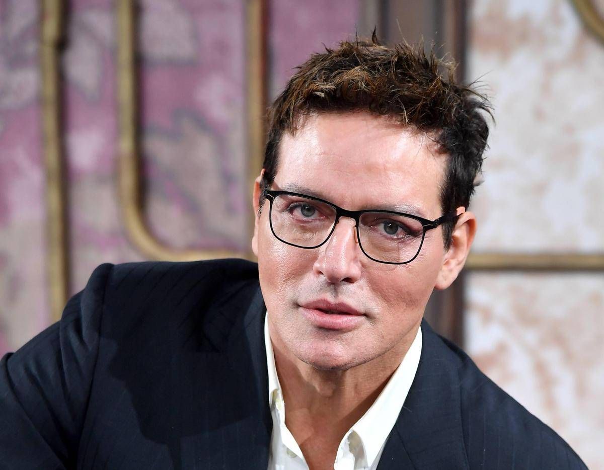 Infortunio sul set per Gabriel Garko, il video dall'ospedale sulla sedia a rotelle -