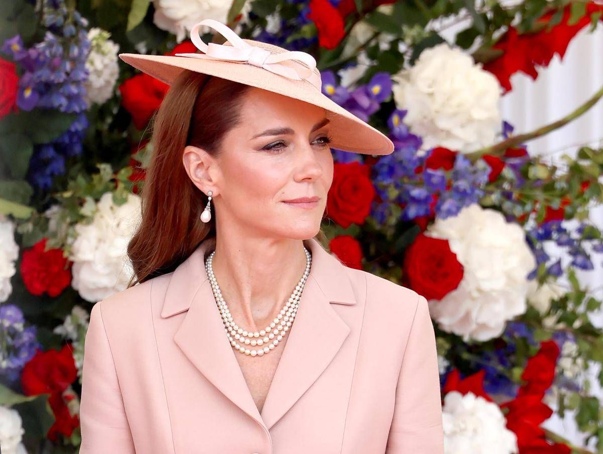 Kate Middleton omaggia la moda francese per la visita di Macron -