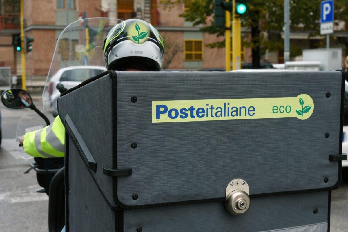 7.000 ore di straordinario | Come è possibile che un postino sia stato punito per solo 15 ore di lavoro extra? - 
