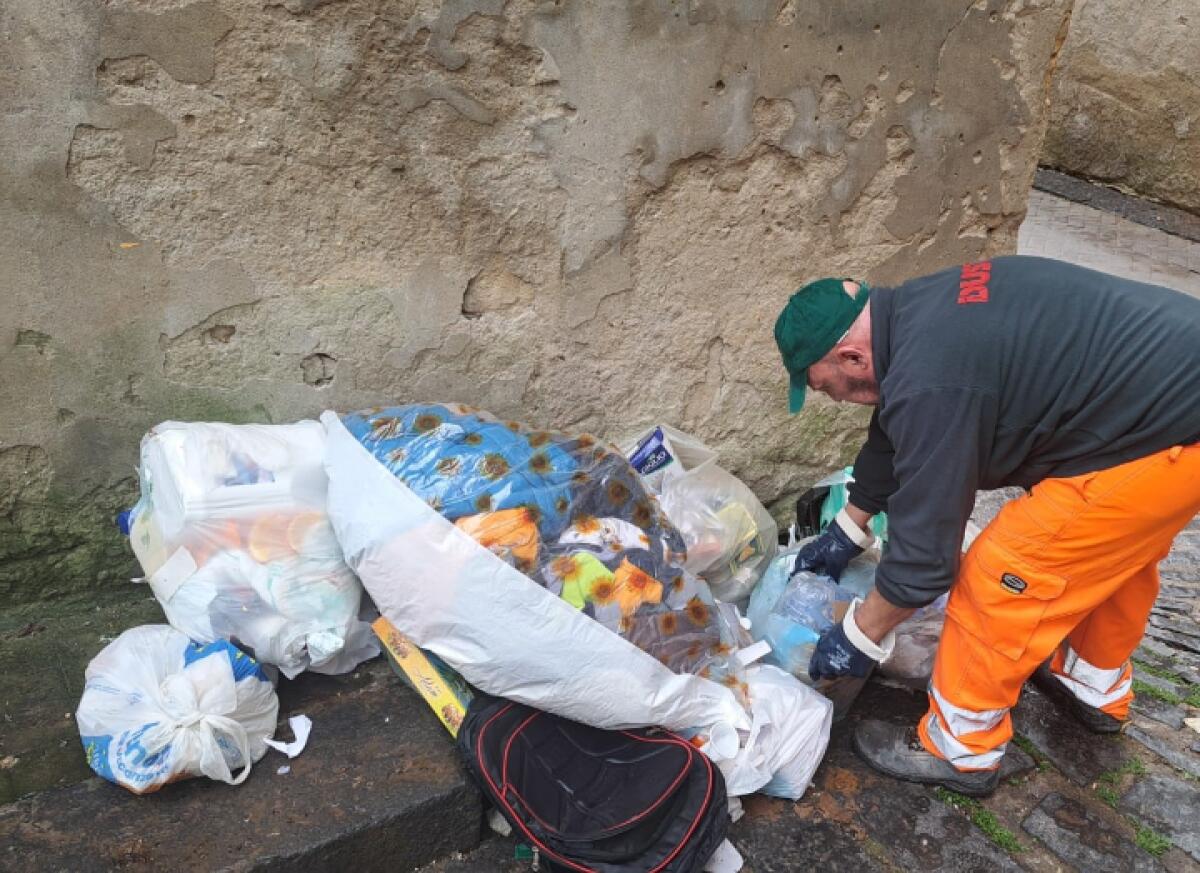 Telecamere h24 del Comune di Caltanissetta svelano i colpevoli dell'abbandono di rifiuti | Tutela dell'ambiente o intolleranza verso i trasgressori? -