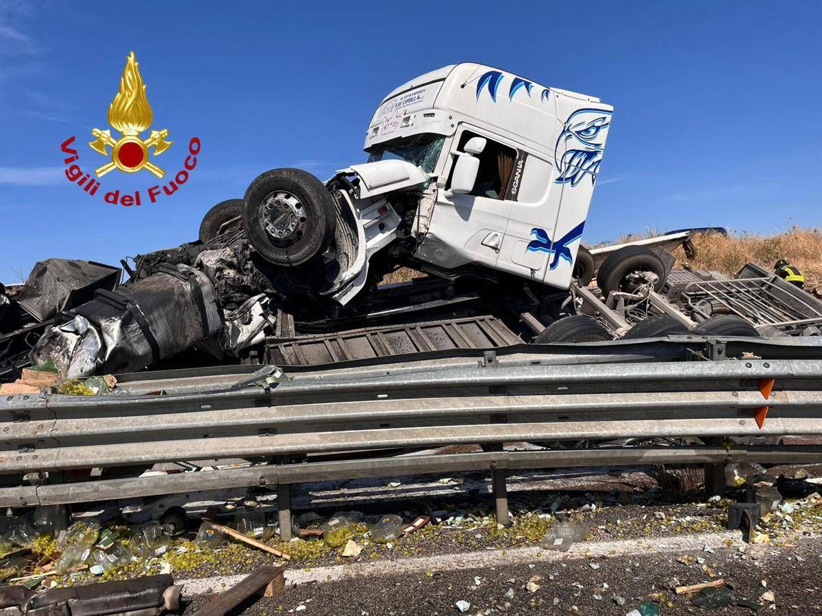 Sardegna, tir si ribalta su Statale 131: morto camionista 48enne -