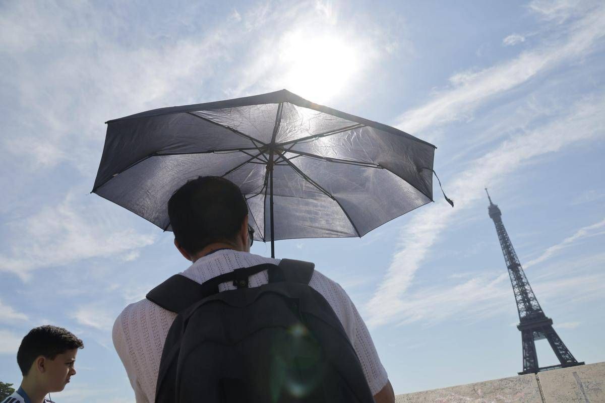 Parigi, la Torre Eiffel chiude per caldo - 