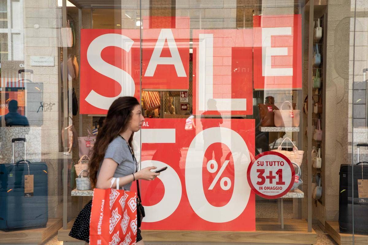 Oggi partono i saldi estivi 2025: sconti più alti rispetto all'anno scorso - 