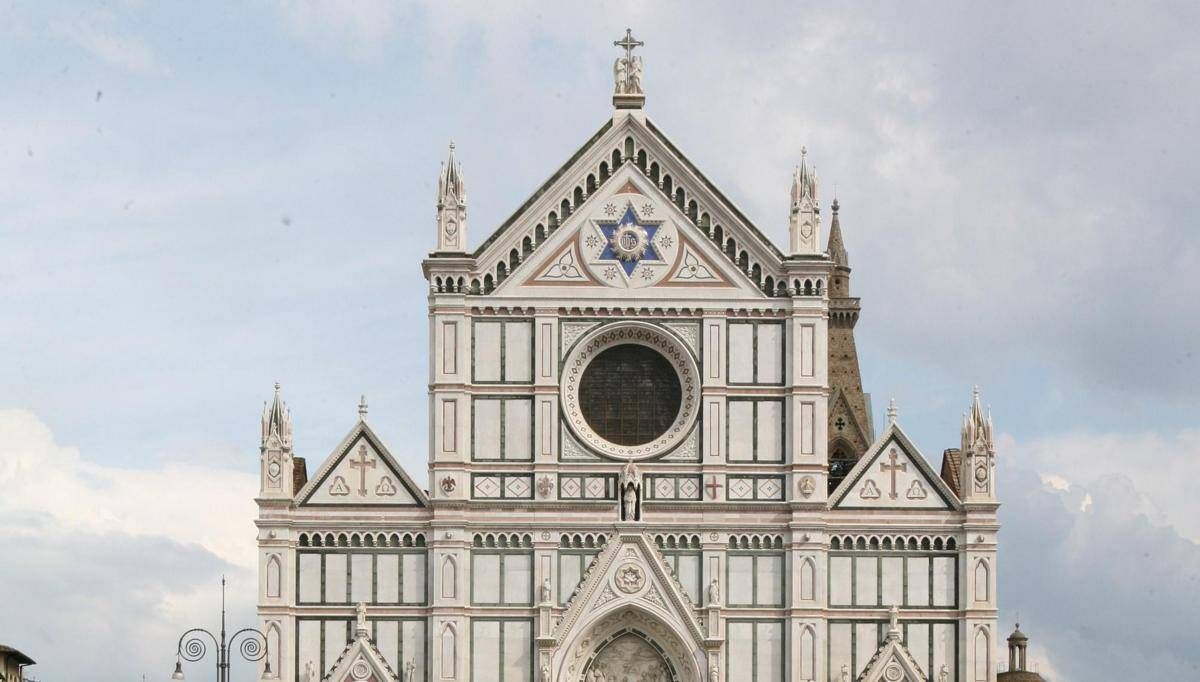 Si arrampicano sulla facciata di Santa Croce a Firenze, ripresi in video choc - 