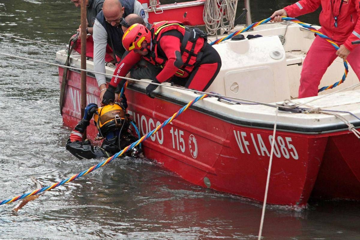 Peschereccio ribaltato ad Anzio, ritrovato corpo del pescatore disperso -