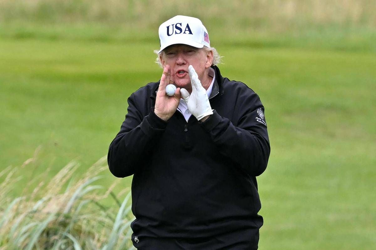 Trump 'bara' a golf? Un video mostra l'aiutino al presidente -