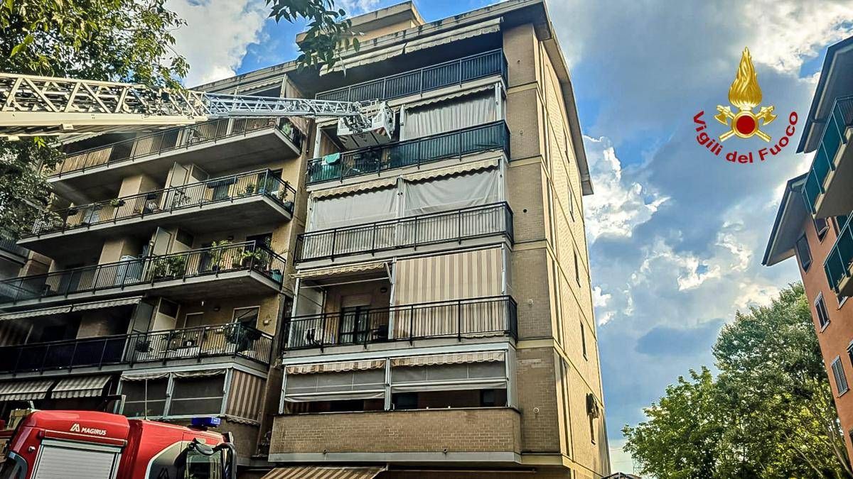 Torino, esplosione in condominio a Collegno: due feriti, evacuata la palazzina - 