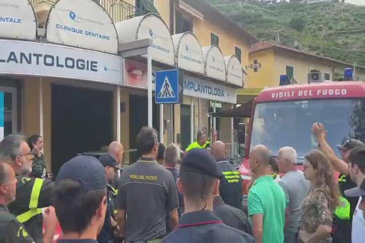Emozione e applausi ai vigli del fuoco, il ritrovamento del piccolo Allen - 