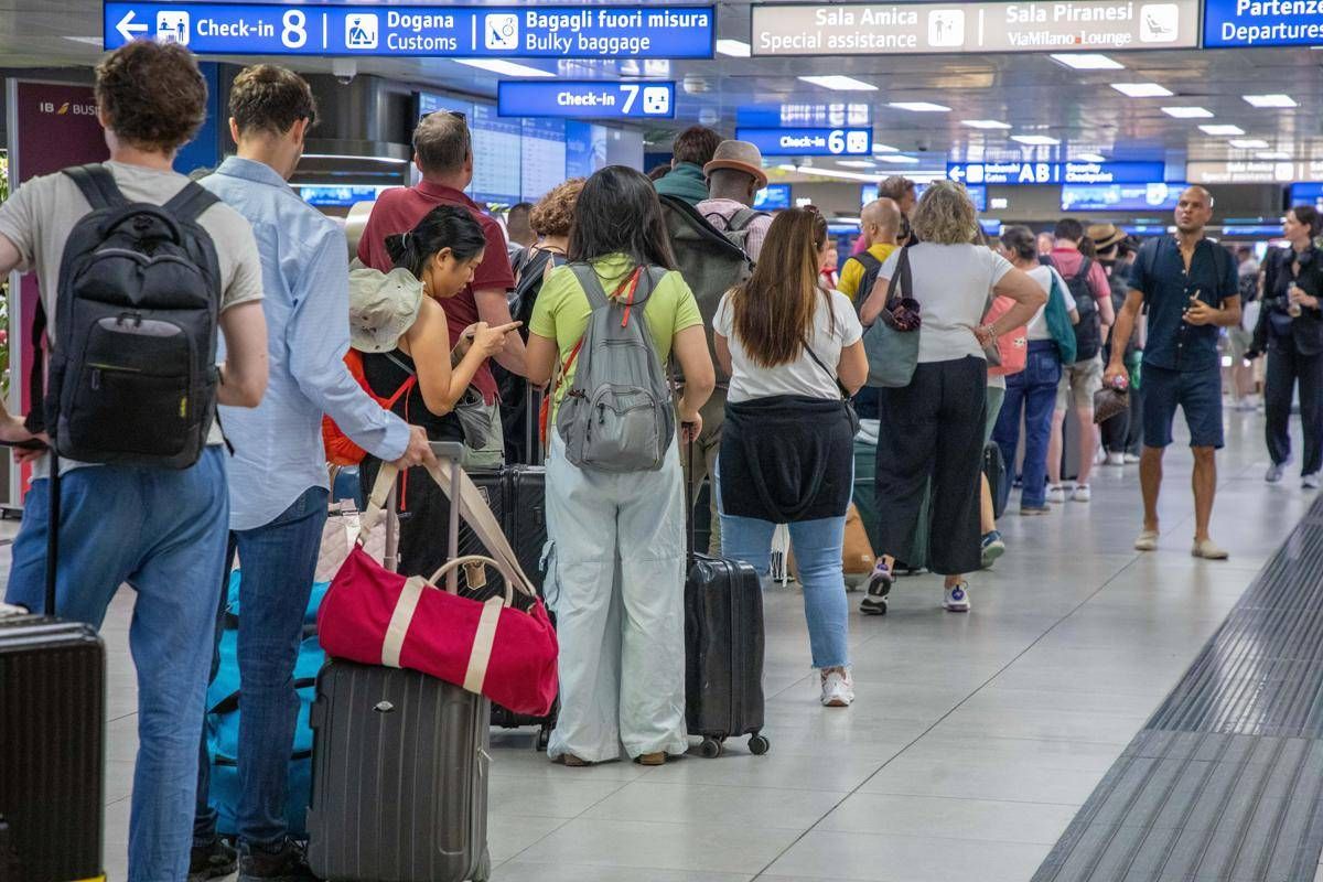 Bagagli a mano in aereo, da domani si potranno portare fino a 2 litri di liquidi - 