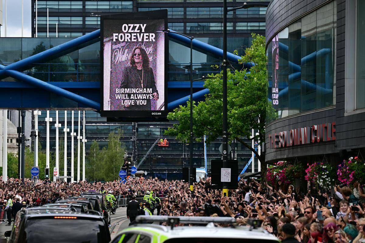 Ozzy Osbourne, in migliaia a Birmingham per l'ultimo saluto sulle note di 'Iron man' -