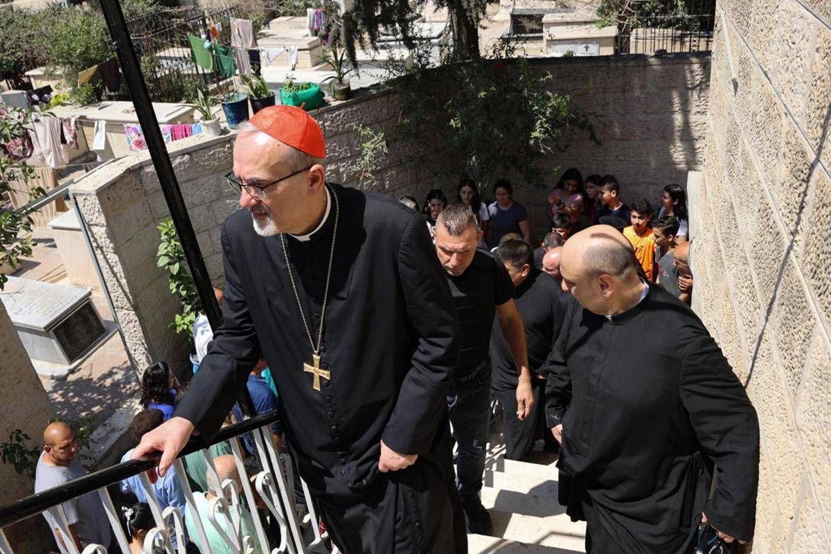 Gaza, Papa sente Netanyahu: "Appello per fine guerra". Cardinale Pizzaballa in missione nella Striscia - 