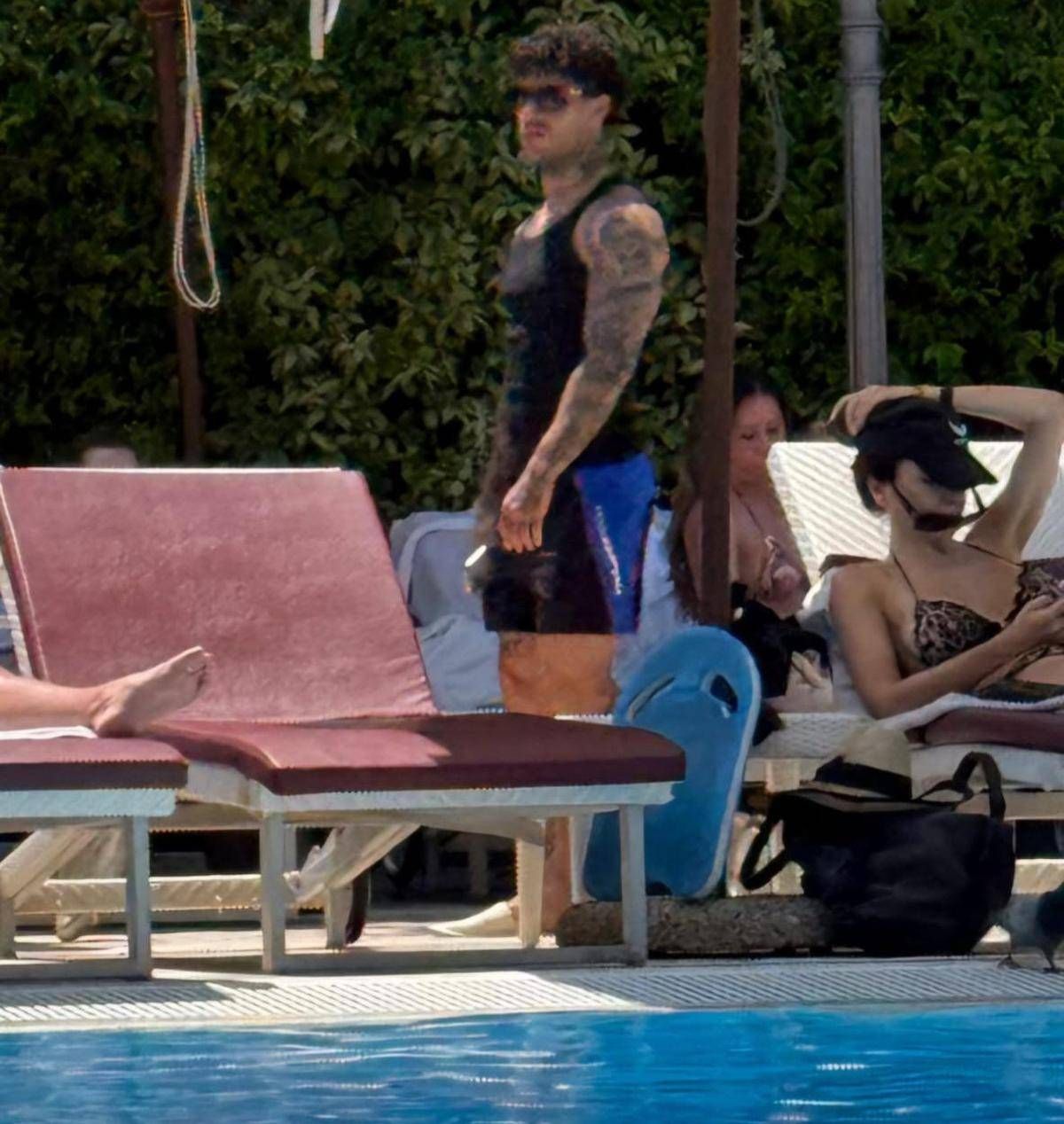 Tony Effe, relax in piscina alla vigilia del concerto al Circo Massimo - 