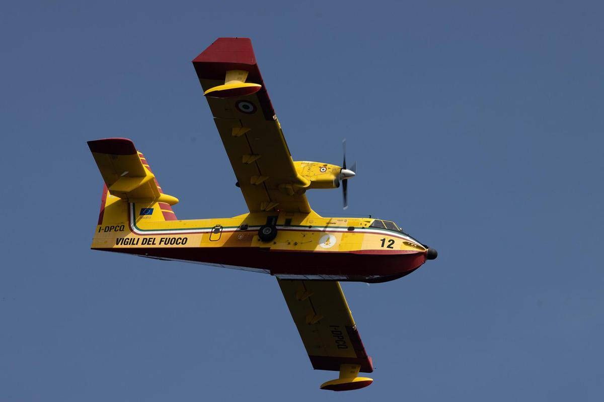 Incendio in Sardegna, case evacuate e Canadair in azione a La Maddalena - 